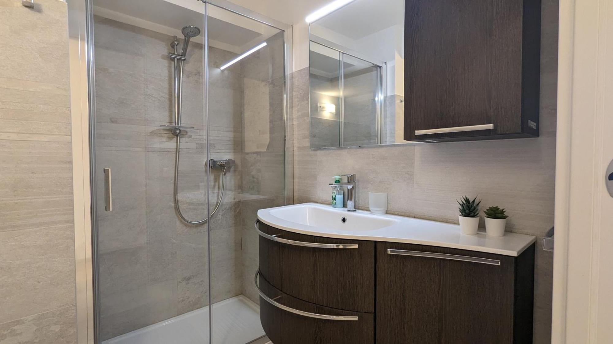 Apartment House Of Truelove/mountain Pearl/45 To Verona
